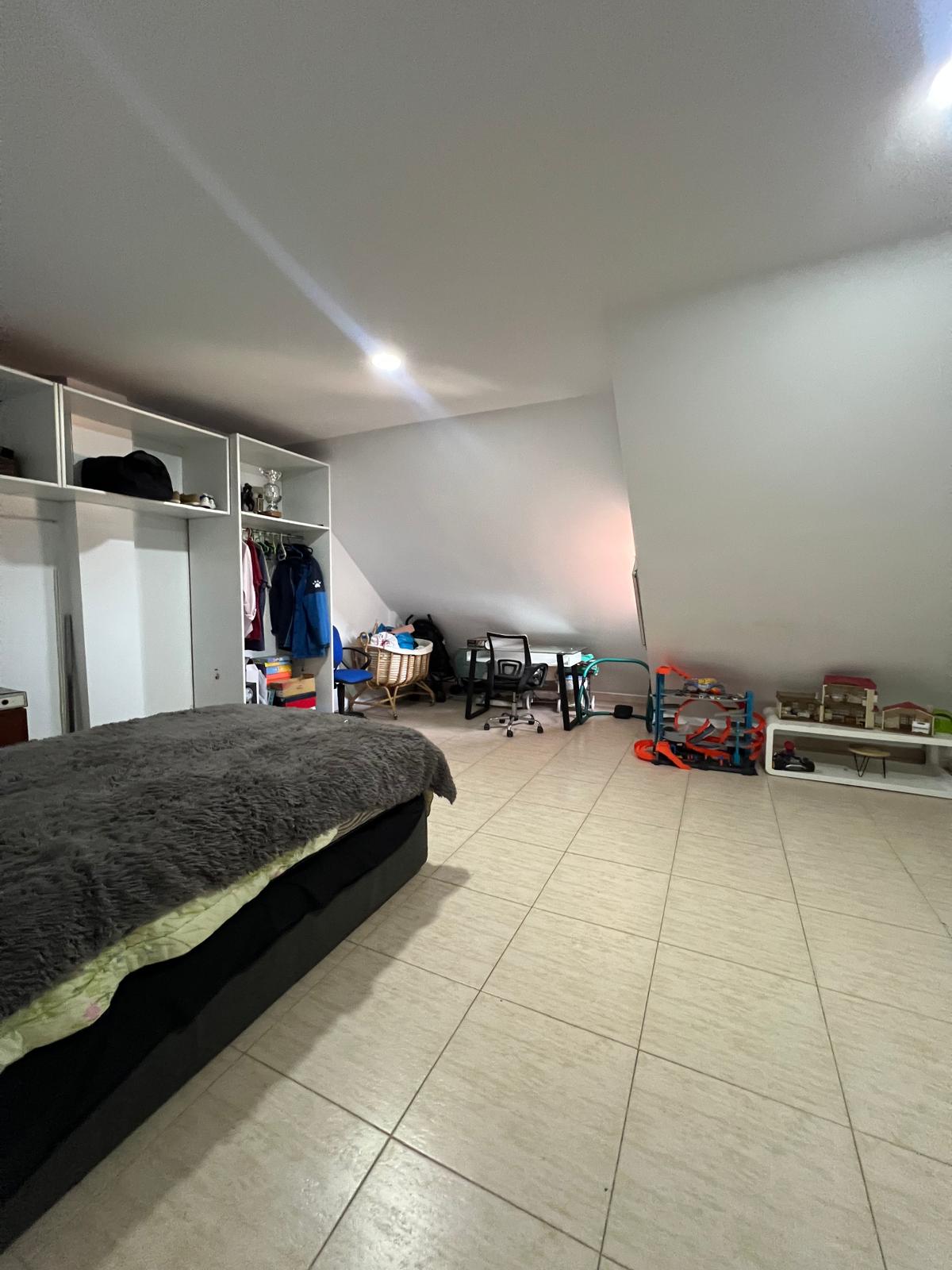 Adosado en el Barrio de Real - 5 habitaciones, 2 Baños.