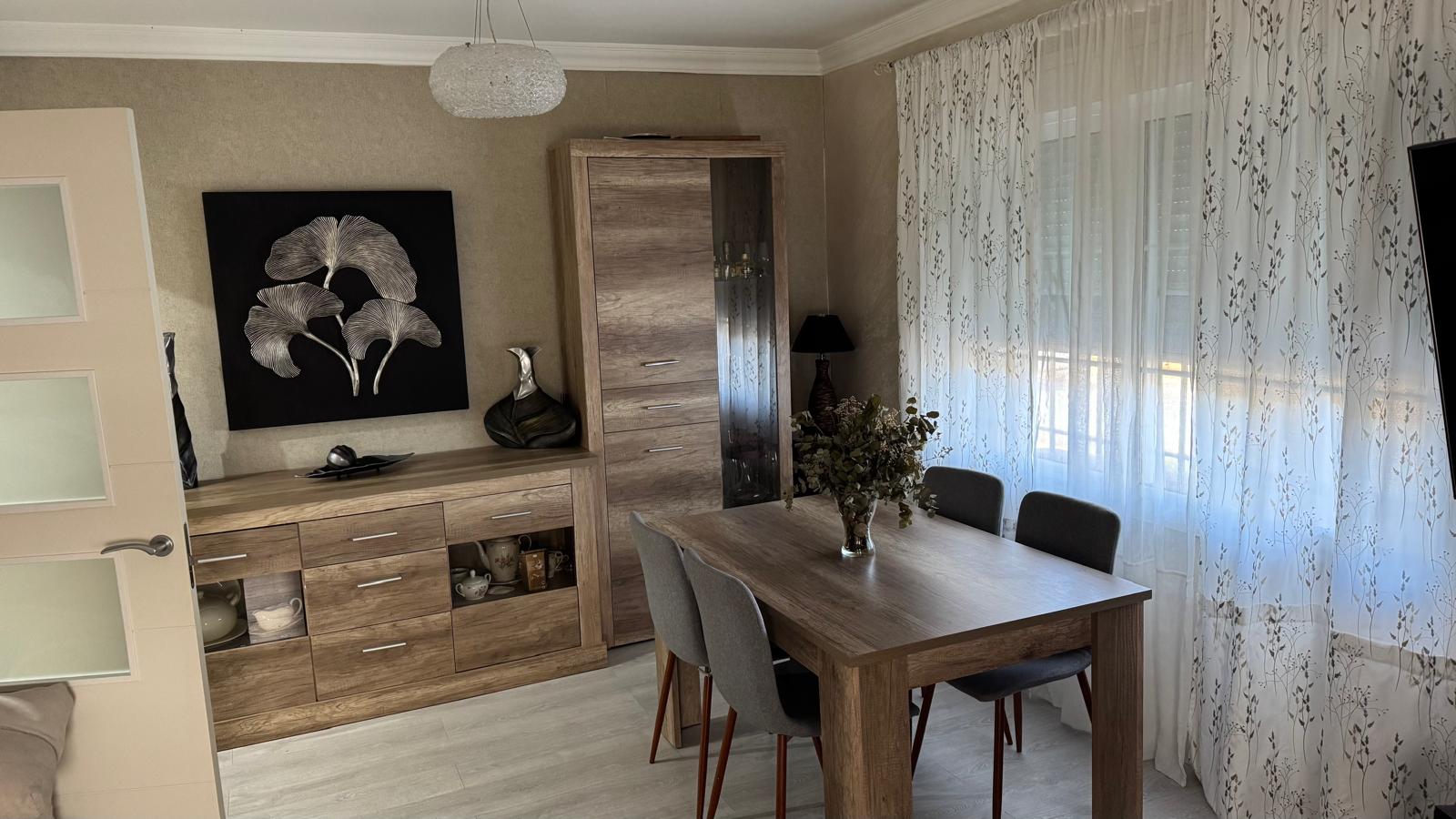 Piso con patio en el Barrio del real - 3 habitaciones y 2 baños.