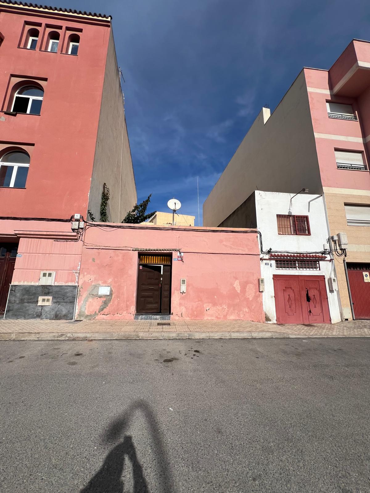 SOLAR CERCA DE HOSPITAL UNIVERSITARIO - Imagen 1