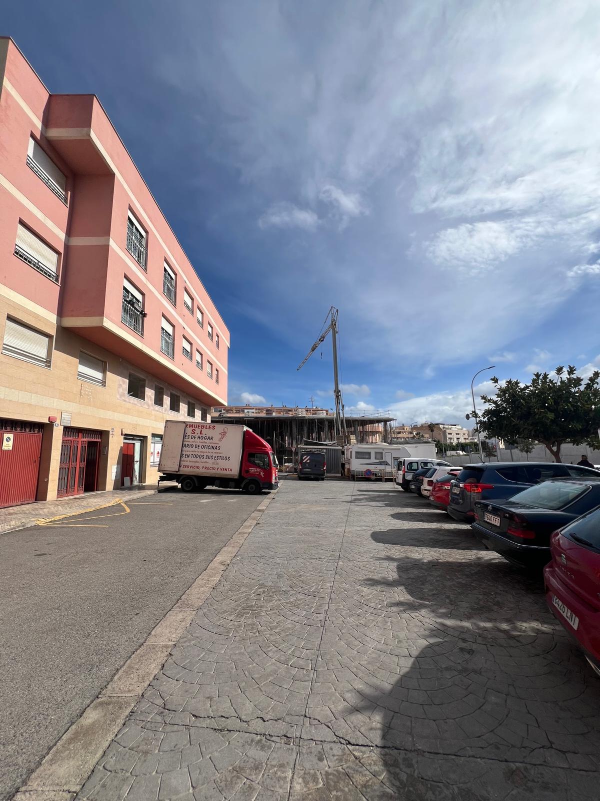 SOLAR CERCA DE HOSPITAL UNIVERSITARIO - Imagen 3