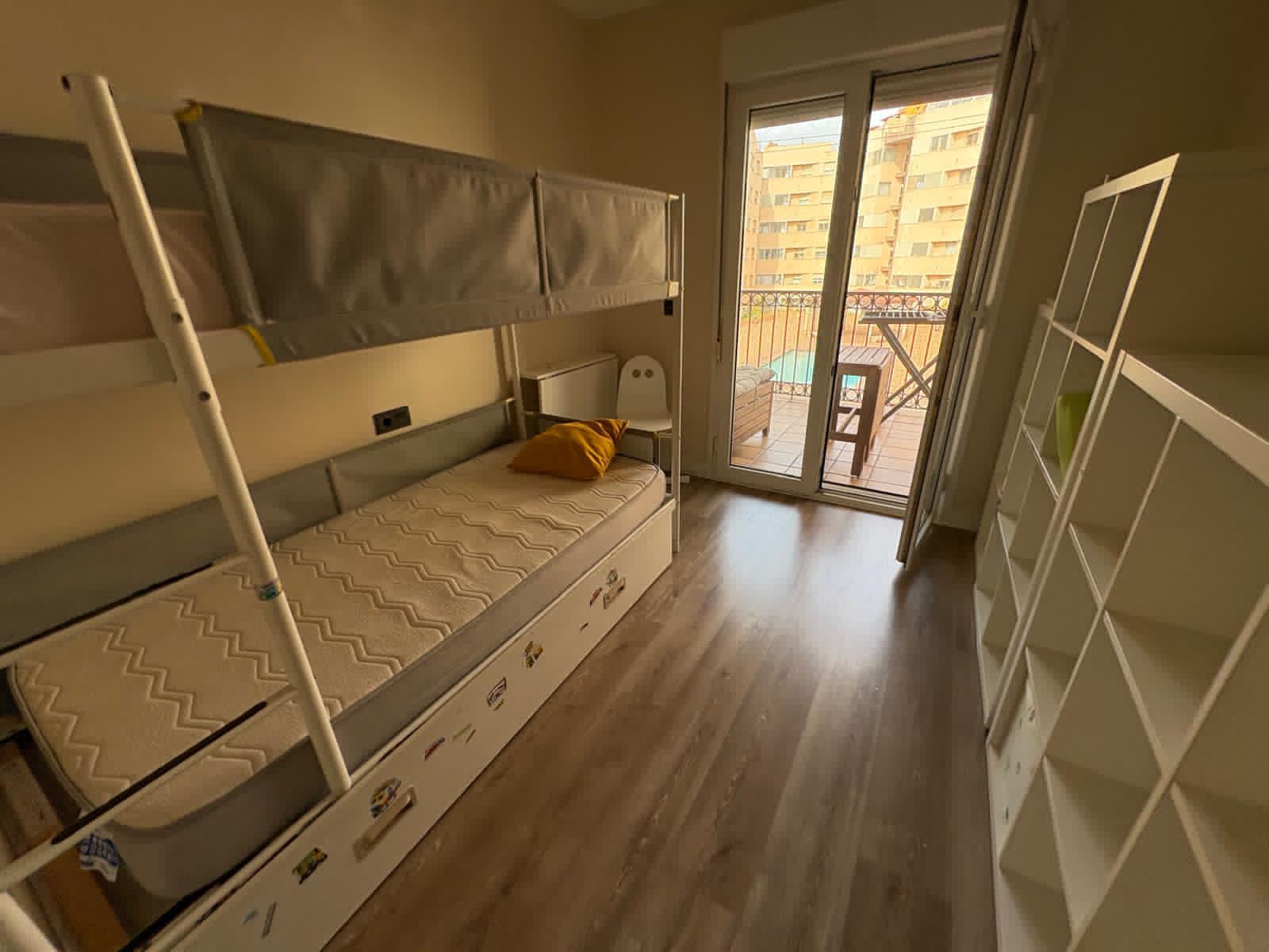 Piso de 5 habitaciones con terraza, aparcamiento y trastero. - Imagen 1