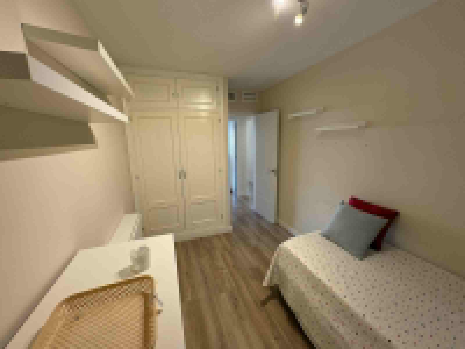 Piso de 5 habitaciones con terraza, aparcamiento y trastero. - Imagen 4