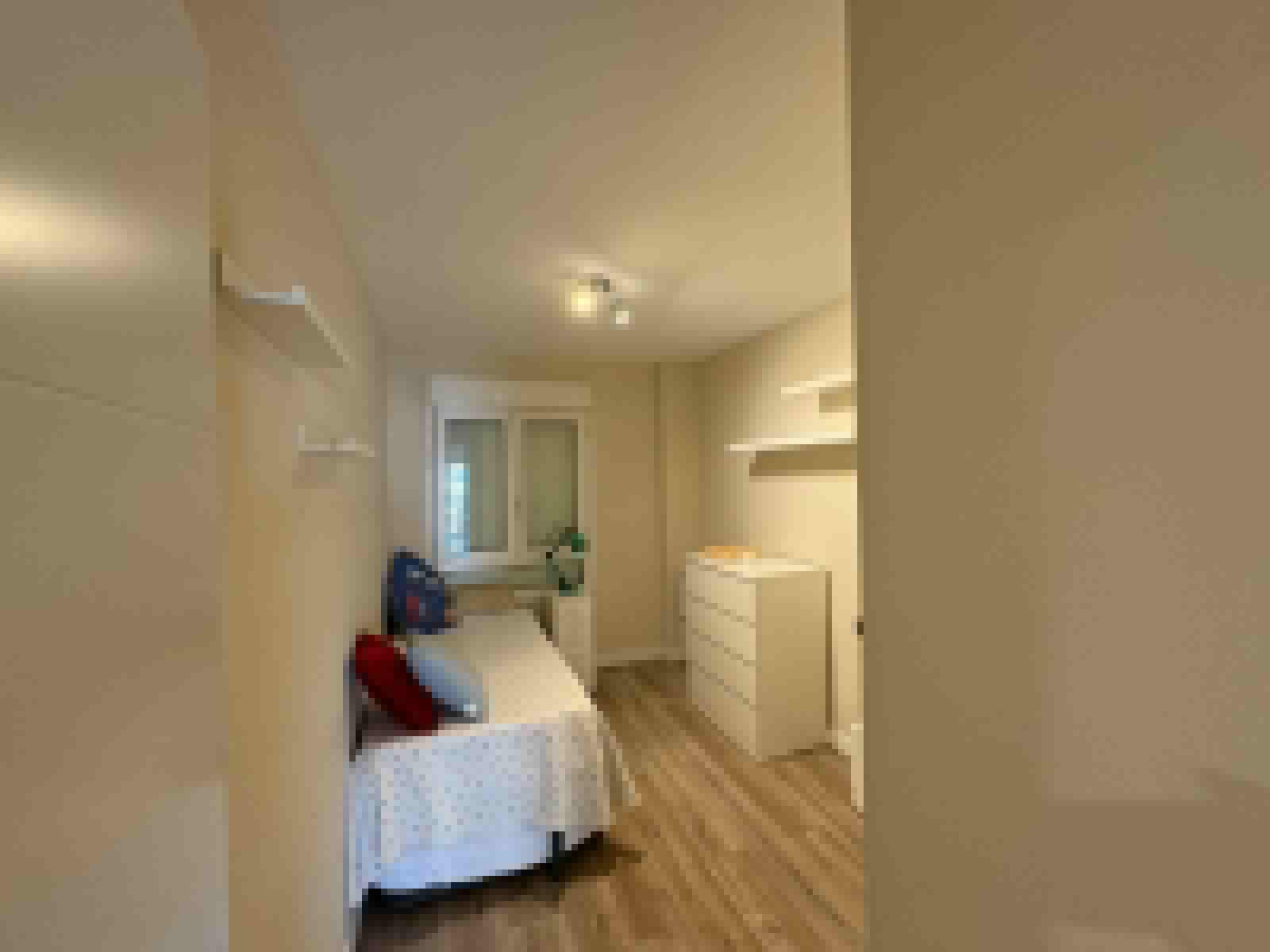 Piso de 5 habitaciones con terraza, aparcamiento y trastero. - Imagen 5