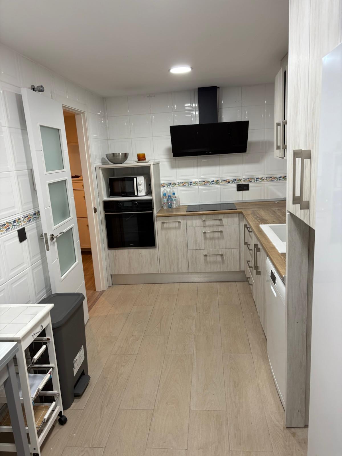 Piso de 5 habitaciones con terraza, aparcamiento y trastero.