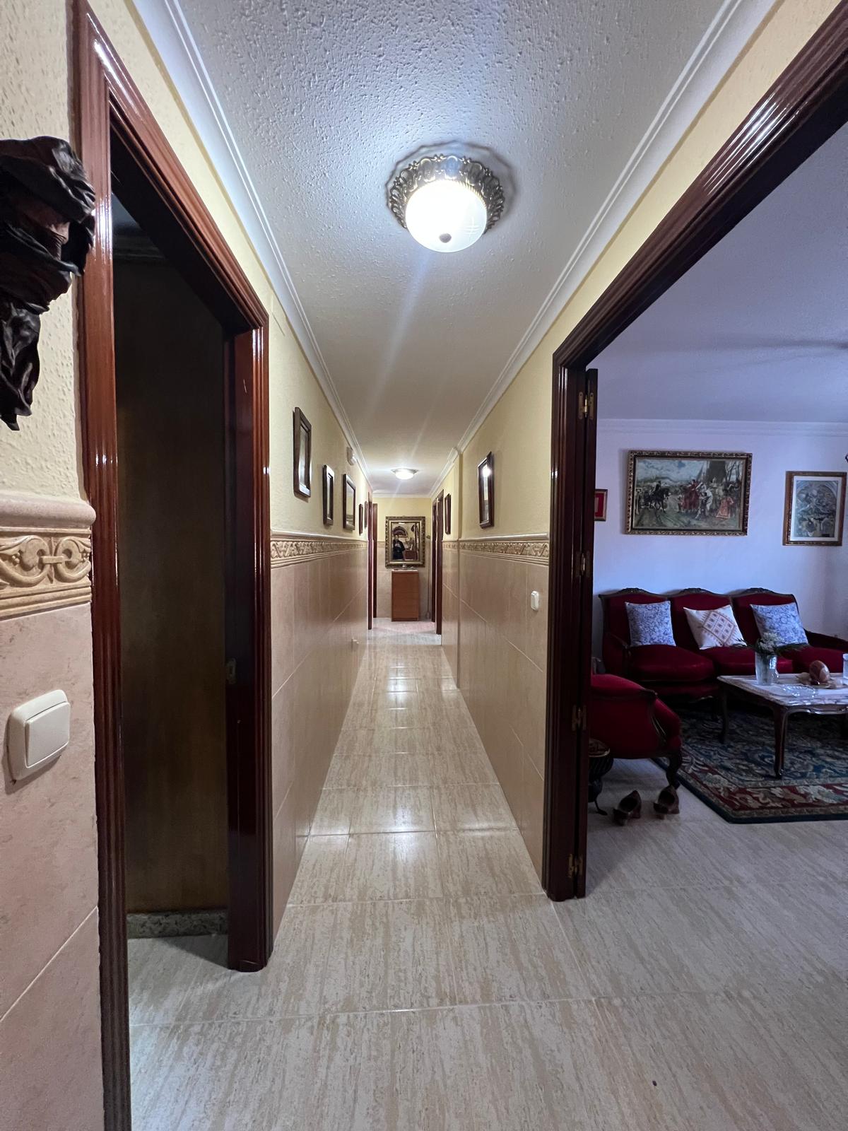 PISO DE 4 HABITACIONES EN EL EDIFICIO MIRADOR, CON PATIO, 2 APARCAMIENTOS, GRAN TRASTERO Y PISCINA COMUNITARIA - Imagen 2