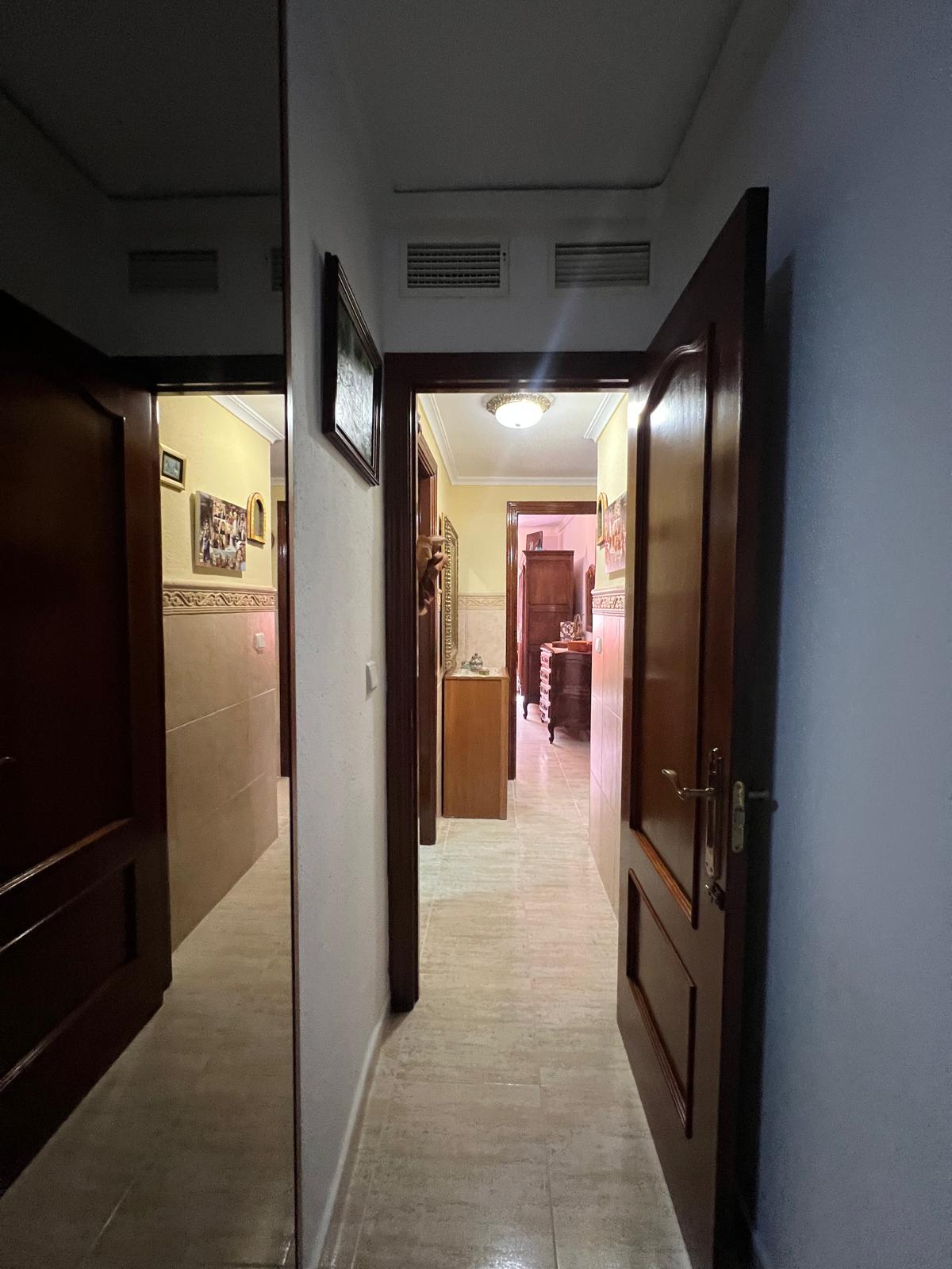 PISO DE 4 HABITACIONES EN EL EDIFICIO MIRADOR, CON PATIO, 2 APARCAMIENTOS, GRAN TRASTERO Y PISCINA COMUNITARIA - Imagen 3