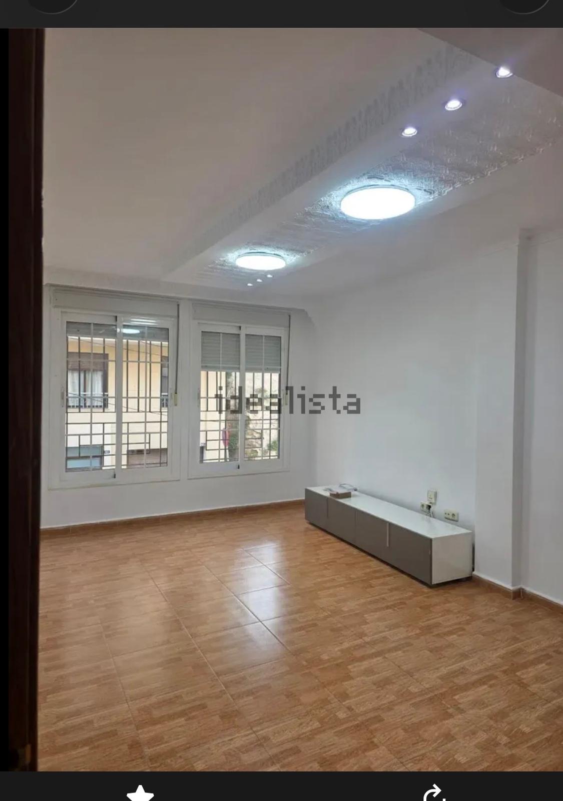 Piso en Explorador Badia - 3 habitaciones, 2 baños, patio y parking.