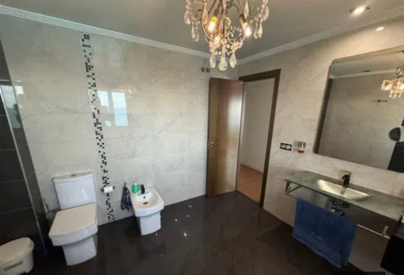 Adosado en la Alcazaba - 3 habitaciones, 3 baños,terraza, patio, cochera y vistas al mar. - Imagen 4