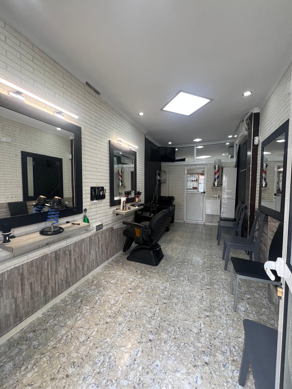 Venta de Peluquería equipada en Tiro Nacional – lista para trabajar - Imagen 1