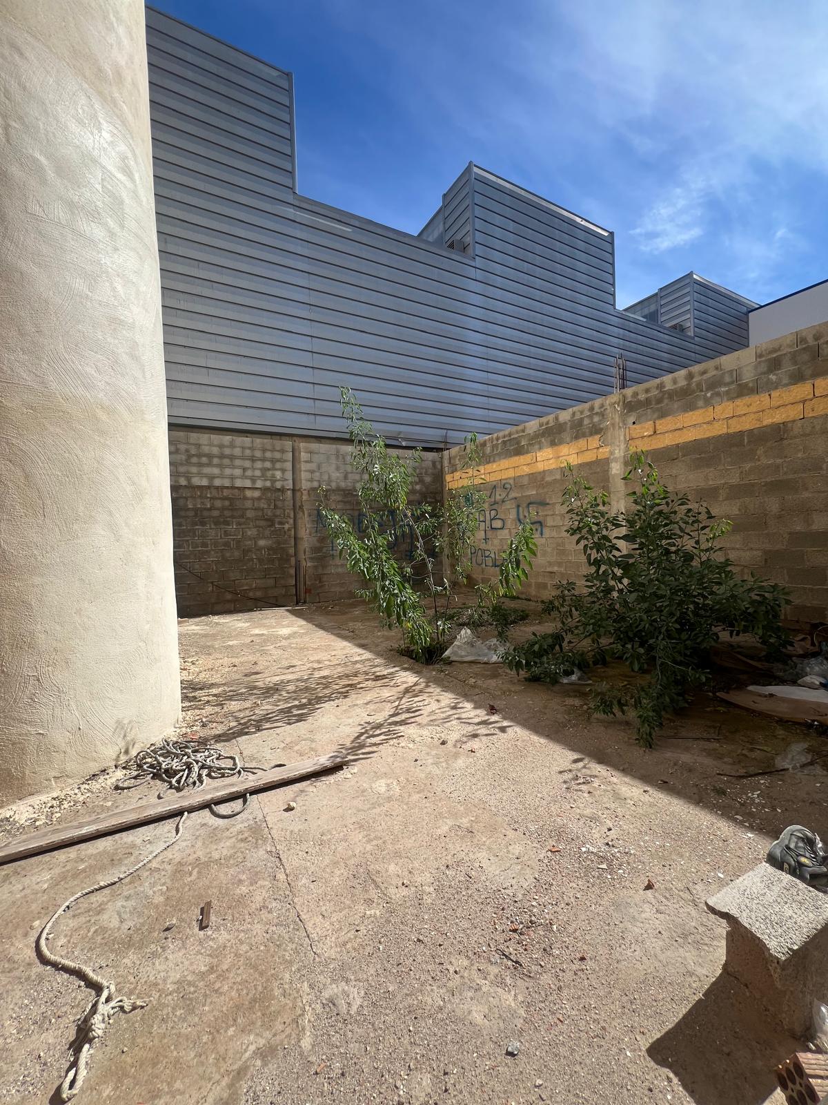 Local + gran patio en Calle Azucena (Barrio del Real) – espacio diferencial - Imagen 2