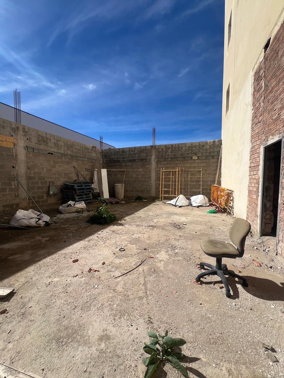 Local + gran patio en Calle Azucena (Barrio del Real) – espacio diferencial - Imagen 4