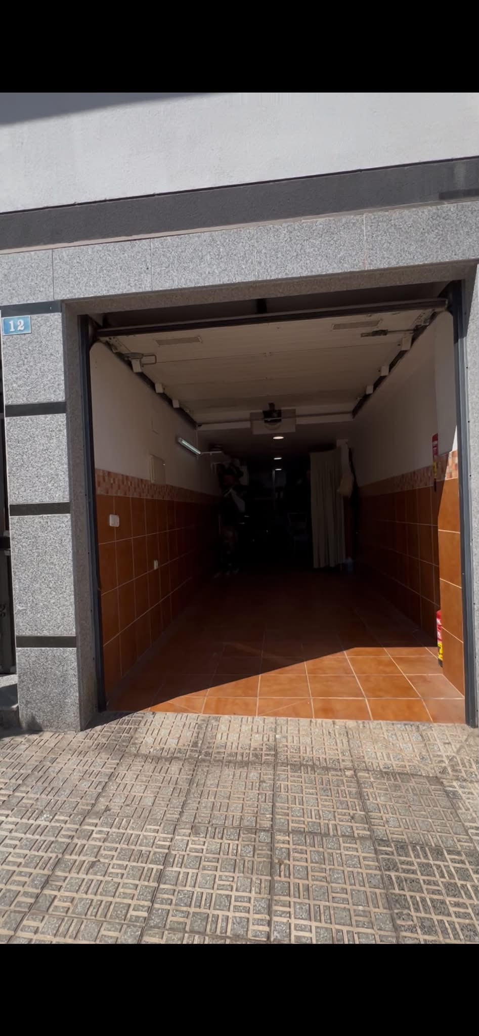 Venta cochera con puerta automática de 34m2