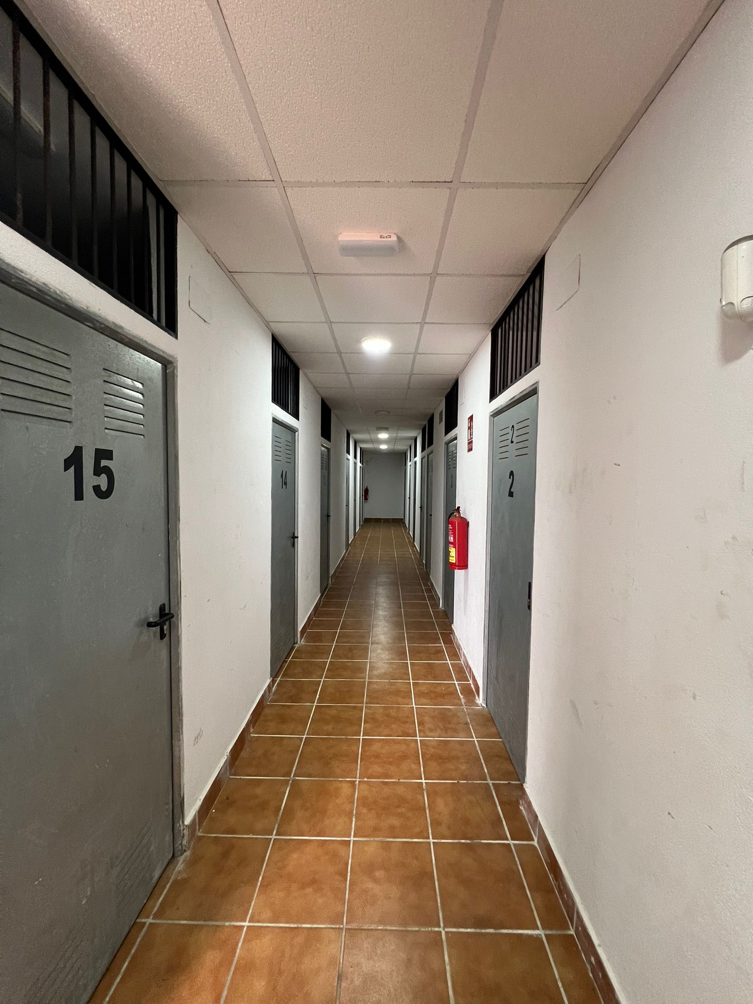 Venta local con 15 trasteros en los altos del Alcazaba