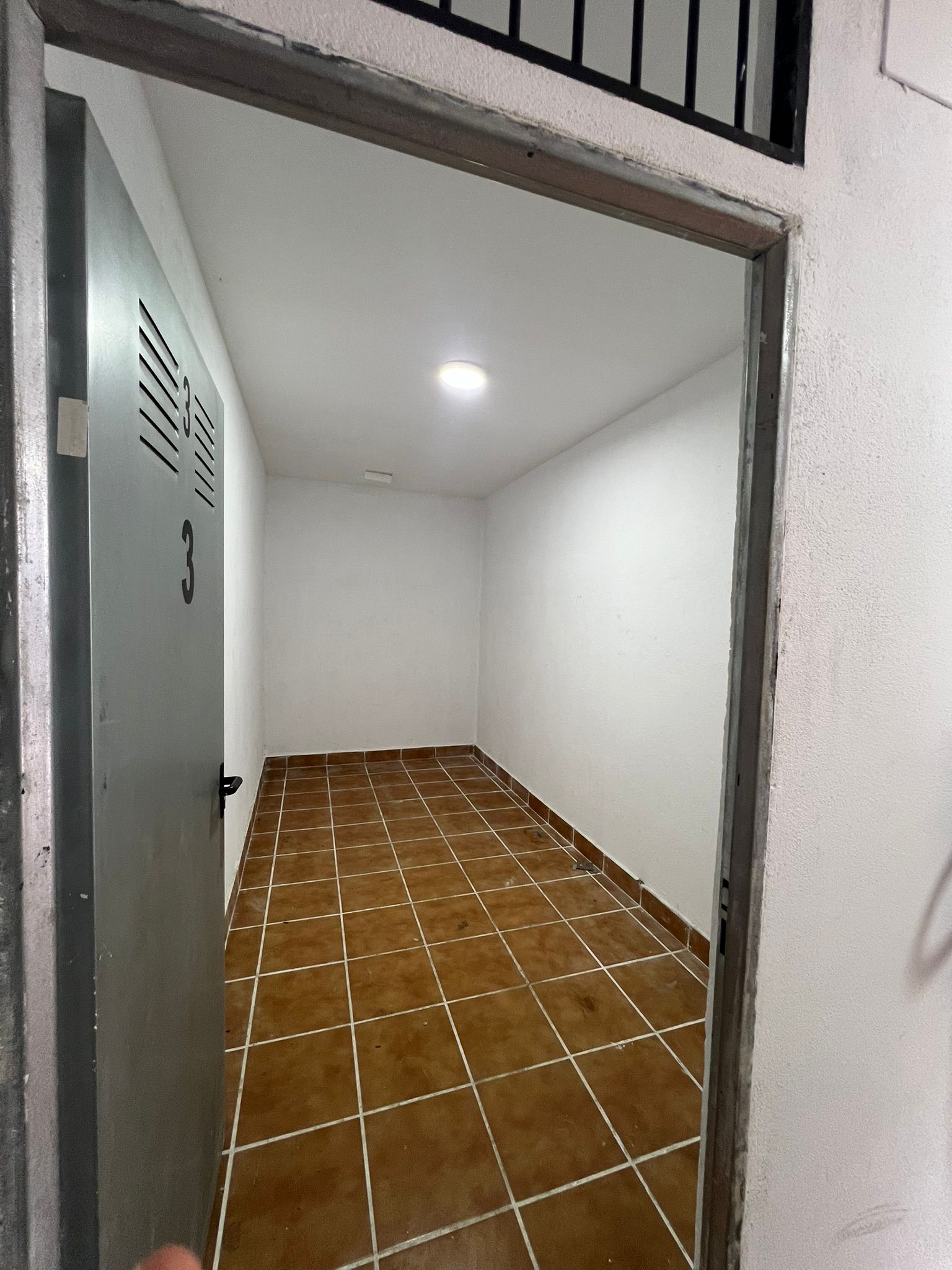 Venta local con 15 trasteros  - Imagen 2